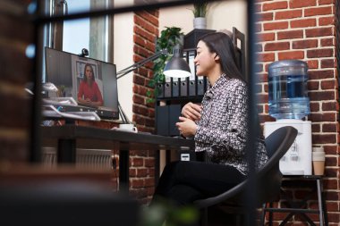 Başlangıç proje yöneticisi yatırımcıyla pazarlama stratejisi hakkında çevrimiçi sohbet ediyor.