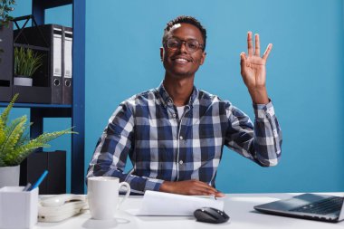 Mutlu pozitif gülümseme içten genç yetişkin onaylama projesi fikri. Bu arada elimizle havalı bir sembol oluşturuyoruz..