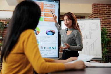 İş kadını shwoing yönetim grafiklerinden yönetici yöneticiye