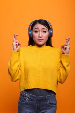 Güzel, endişeli, genç bir yetişkin şans dilemek için şans diliyor. Sınavı başarıyla geçmek istiyor..