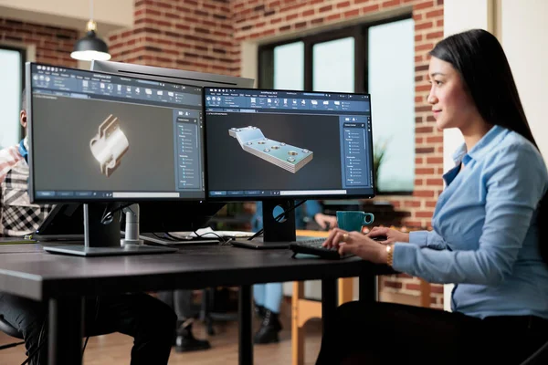 Digital skapare förbättra prototyp mesh med hjälp av avancerad dator och programvara samtidigt skissa 3D-scen. — Stockfoto