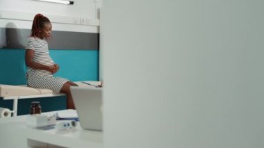 Genel pratisyen randevuda belgeler hakkında notlar alıyor