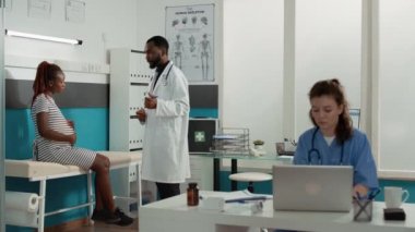 Genel pratisyen, hasta adaylarına ilaçlarında yardım ediyor.