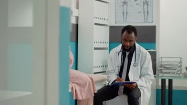 Konsültasyona katılan ve notlar alan pratisyen hekim.