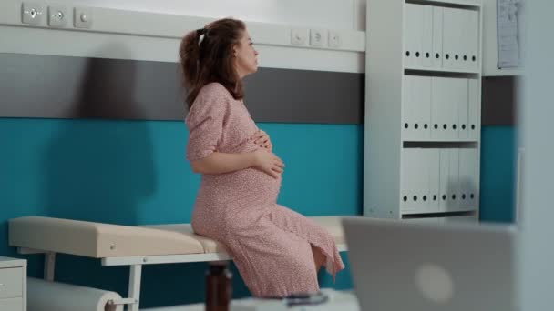 상담을 시작하기 위해 기다리는 임신 한배를 가진 여자의 모습 — 비디오
