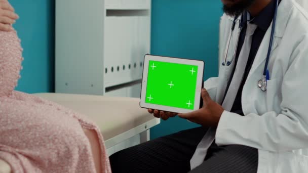 Specjalistyczny tablet cyfrowy z poziomym zielonym ekranem — Wideo stockowe