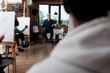 Çeşitli takımlar sanat kursunda beyaz tuval üzerine vazo modeli çiziyorlar. Ro 'nun kişisel gelişim için nasıl resim çizdiğini öğreniyorlar. Erkek öğretmen öğrencilere çizim tekniğini açıklıyor. Yaratıcı etkinlik kavramı
