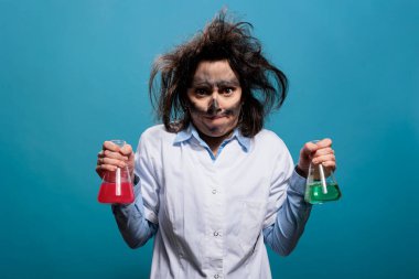 Kirli yüzlü çılgın ve kızgın kimyager ve zehirli kimyasal bileşiklerle dolu cam kavanozlar tutan dağınık saçlı. Başarısız bir deneyden çileden çıkmış kaçık bakışlı çılgın ve engebeli bir bilim adamı. Stüdyo çekimi