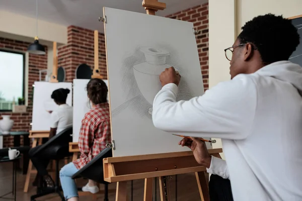 Jeune Peintre Assis Devant Modèle Vase Dessin Toile Blanche Aide — Photo