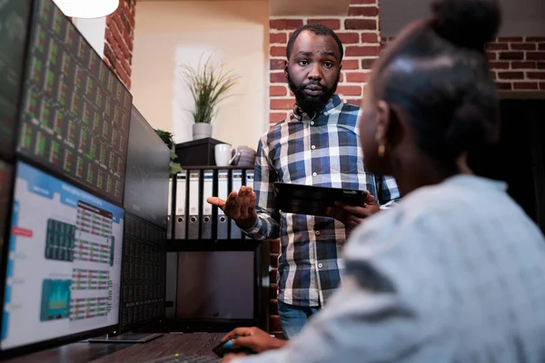 Investitori Finanziari Afroamericani Nello Spazio Lavoro Dell Ufficio Discutono Scarse — Foto Stock