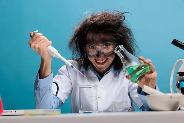 Sonriendo Espeluznante Lunático Tonto Buscando Científico Loco Con Gotero Vaso —  Fotos de Stock