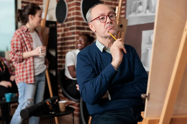 Retrato Estudiante Edad Avanzada Dibujo Jarrón Sobre Lienzo Blanco Modelo — Foto de Stock