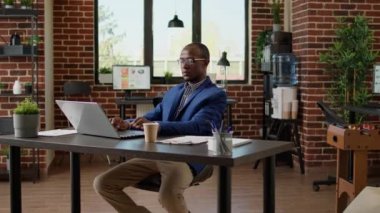 Şirket çalışanı, iş e-postası yazmak için başvuru istatistiklerini kullanarak dizüstü bilgisayardaki yönetici web sitesi raporunu analiz ediyor. Proje yöneticisi pc üzerinde kurumsal kayıt bilgileriyle çalışıyor.