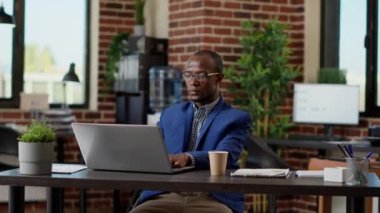 Şirket yöneticisi dizüstü bilgisayardaki ağ bilgilerini analiz ediyor, iş sunumu için istatistik planlıyor. Çevrimiçi web sitesi uygulaması üzerinde başlangıç raporuyla çalışan proje araştırmacısı.