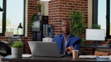 Şirket evrakları için veri istatistikleri planlamak için dizüstü bilgisayar kullanan finans uzmanı, online araştırmalarla iş sunumu planlıyor. Rapor web tarayıcısı ile çalışan bir ofis çalışanı.