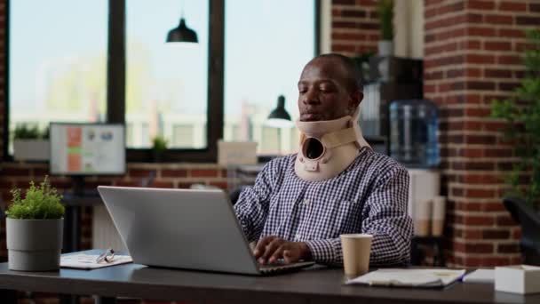 Financial Analyst Physical Injury Wearing Medical Neck Collar Office Job — Video Stock