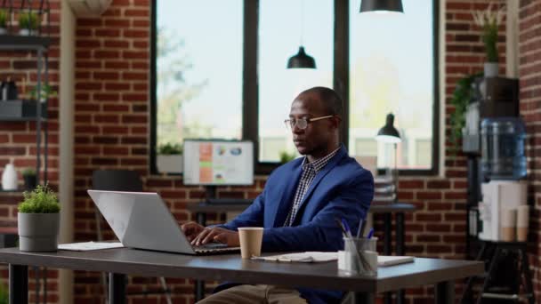 Lucrătorii Afro Americani Planifică Proiect Executiv Aplicația Browser Laptop Documente — Videoclip de stoc