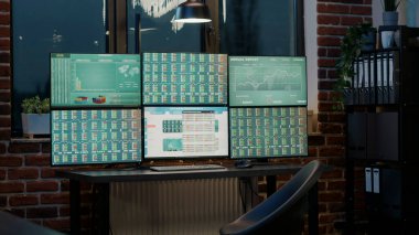 Çok zamanlı kar istatistiklerini ölçen, borsa ve ön bilgi ile finansal grafikler ve grafikler oluşturan, çoklu monitörlü kimse çalışma masasında oturmuyor. Yatırım fonu.