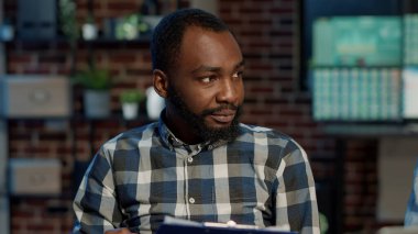 Borsa stratejisi geliştirmek için kadınla birlikte çalışan erkek komisyoncu, ön x ticaret istatistikleri ve grafiklerdeki rakamları kullanarak. Finansal yatırım hissesi fonu ve sermaye karı. El kamerasıyla..