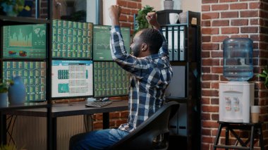 İşadamı, borsada birden fazla monitörde gerçekleşen başarılı finansal ticaretten memnun. Büyük yatırım paylaşımı zaferini ve ön ödeme bankacılığı başarısını kutluyoruz.