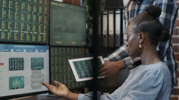 Equipe Afro Americana Trabalhando Crescimento Investimento Forex Olhando Para Tablet — Fotografia de Stock