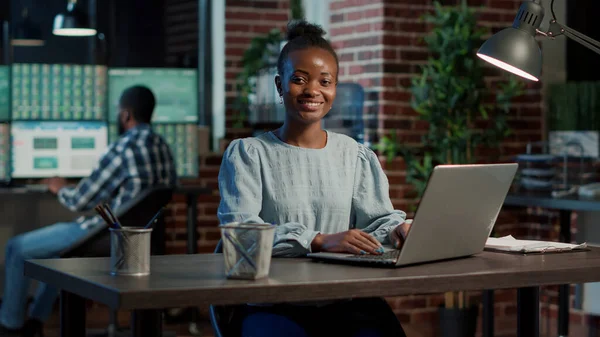 Portret Van Afro Amerikaanse Vrouw Die Werkt Met Beursstatistieken Laptop — Stockfoto