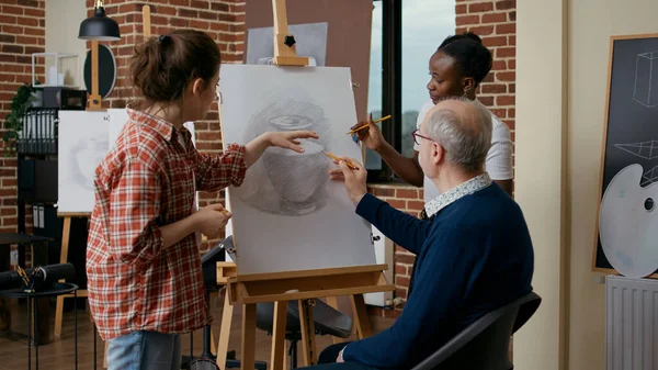 Professor Estudante Ajudando Velho Desenhar Vaso Tela Explicando Habilidades Desenho — Fotografia de Stock