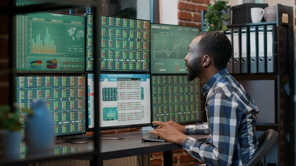 Borsa başarısını kutlayan mutlu yatırımcı, ofisteki borsa başarısı hakkında neşeli hissediyor. Başarılı para ticaretinin ve finansal yatırım zaferinin tadını çıkarıyorum..