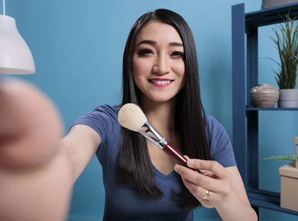 Pov Beauty Influencer Holding Smink Ecset Mutatja Hogy Előfizetők Miközben — Stock Fotó