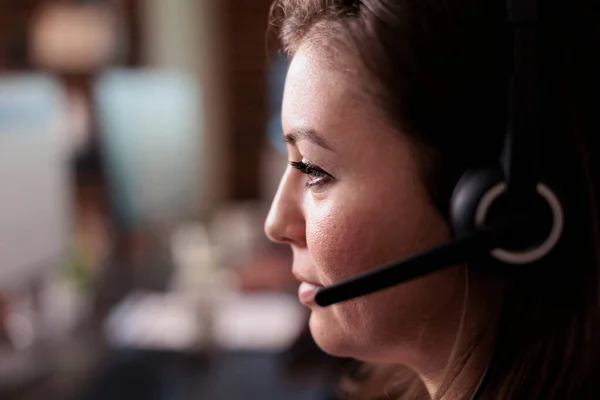 Receptionist Femminile Con Cuffie Lavorare Call Center Helpdesk Dando Assistenza — Foto Stock