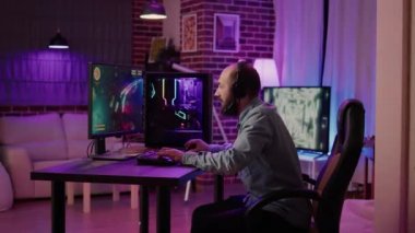 Oyuncu, ev oturma odasındaki abonelere oyunu anlatırken hızlı volta atan bir uzay nişancısı. Kafkasyalı adam çoklu oyunculu online aksiyon oyunu oynayarak kulaklıkla takımla konuşuyor.