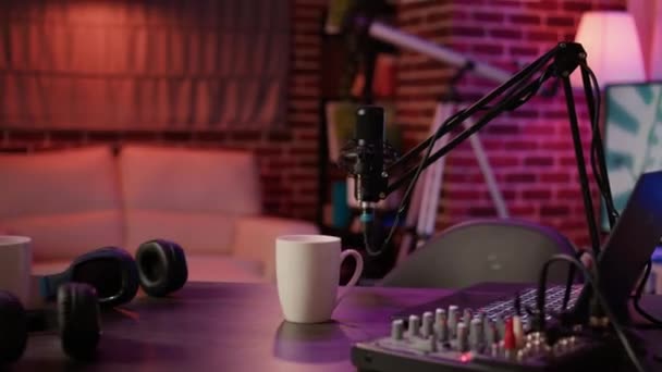 Podcast Stüdyosunda Mikrofon Kolu Ses Kaydı Profesyonel Mikseri Olan Kimse — Stok video