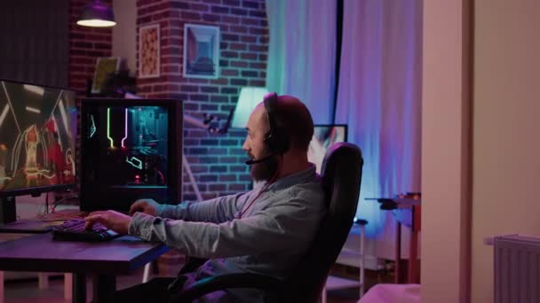 Nternette Birinci Şahıs Nişancı Oynayan Adam Evdeki Oyun Bilgisayarında Online — Stok video