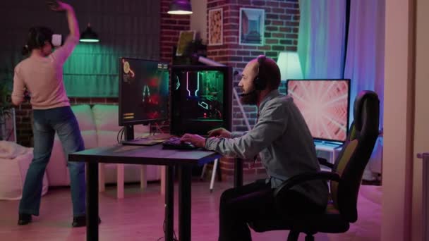Hombre Jugando Juego Acción Línea Multijugador Mientras Que Chica Del — Vídeo de stock