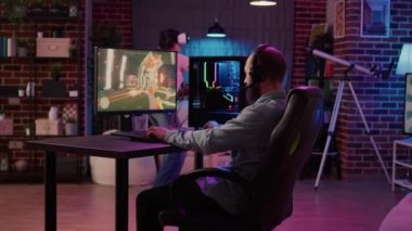 Oyun oynayan kız sanal gerçeklik oyununda dövüşürken çoklu oyunculu online aksiyon rpg 'si oynayan adam oturma odasında kavga ediyor. Kadın VR gözlük kullanırken, oyuncu birinci şahıs nişancı yayınlıyor.