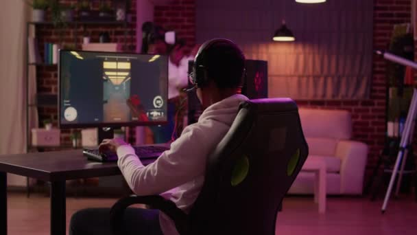 Africano Americano Hombre Jugando Multijugador Línea Acción Rpg Mientras Que — Vídeo de stock