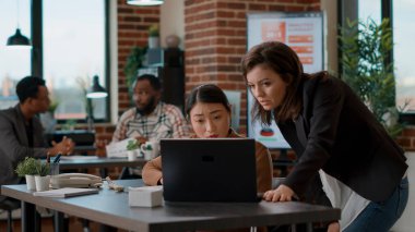 Finansal büyüme stratejisi oluşturmak için beyin fırtınası yapan çeşitli kadın takımları. Bilgisayarda modern iş geliştirme için veri analizi planlamak için grafikler ve grafiklerle çalışmak.