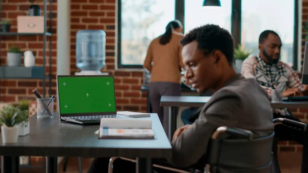 Şirket Çalışanı Laptopta Yeşil Ekranı Analiz Ediyor Engelli Dostu Ofiste — Stok fotoğraf