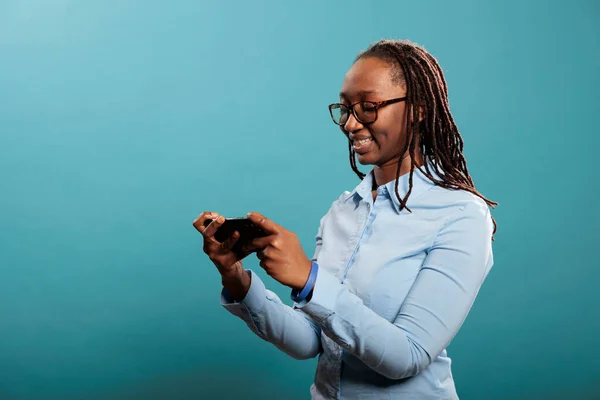 Dokunmatik Ekranlı Akıllı Telefonlu Güzel Mutlu Kadın Mavi Arka Planda — Stok fotoğraf