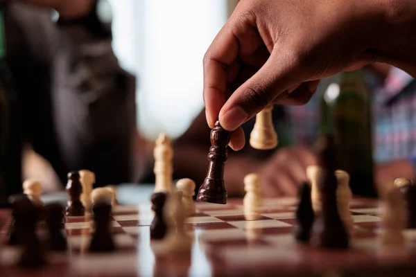 Detailní Záběr Pohybující Šachové Figurky Šachovnici Při Sezení Stolu Osoba — Stock fotografie