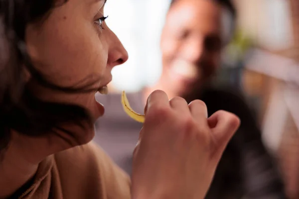 Çok Irklı Arkadaşlarla Evde Otururken Mutlu Bir Kadının Cips Yediği — Stok fotoğraf