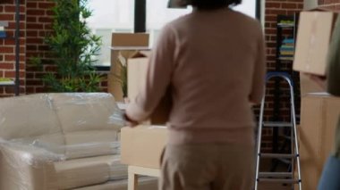 Yeni daireye taşınmak için kutuları kullanan evli bir çift. Apartmanı dekore etmek için eşyaları boşaltıyorlar. Aile olarak ilk ev malını almak, yeni başlangıçlar başlatmak..