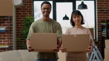 Kiralık daireye taşınan evli insanların portresi, gelecek için yeni başlangıçlar. Evdeki yerinin değiştirilmesi, karton kutular taşınması hakkında olumlu düşünceler..