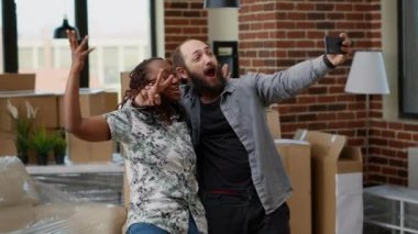 Karı koca cep telefonuyla fotoğraf ve video çekiyor. Kiralık daireye taşınma konusunda pozitif düşünüyorlar. Akıllı telefonlarla oyalanmak, ev değiştirmenin tadını çıkarmak. El kamerasıyla..