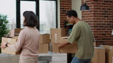 Karı koca, aile kurmak için ipotek kredisiyle alınan kiralık gayrimenkullere taşınıyor. Oturma odasını dekore etmek için mobilya taşımak, yeni başlangıçlar yapmak. El kamerasıyla..