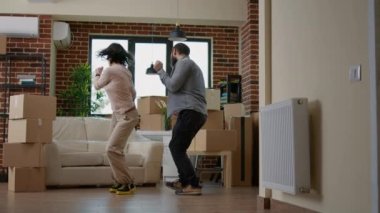 Evli çift dans ediyor ve birlikte yaşamayı kutluyorlar. Yeni dairede öpüşüyorlar. Kiralık bir eve yerleşmek, eğlenceli dans hareketleri yapmak ve oynaşmak. Üçayak atışı.