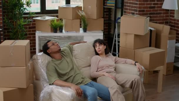 Müde Eheleute Die Sich Nach Dem Auspacken Der Möbel Zur — Stockvideo