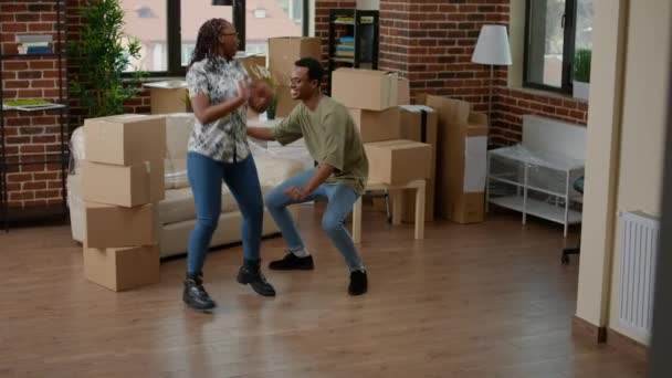 Afrikanische Amerikanische Partner Feiern Neue Mietwohnungen Gemeinsam Einzuziehen Tanzen Und — Stockvideo
