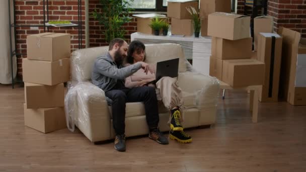 Pasangan Muda Melihat Dekorasi Interior Situs Laptop Melakukan Belanja Online — Stok Video