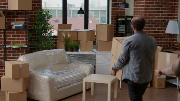Proprietários Movendo Novo Apartamento Com Caixas Compartilhando Beijo Sentindo Positivo — Vídeo de Stock